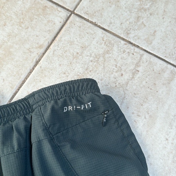 Nike soul cycle green mens shorts size medium - Picture 8 of 8